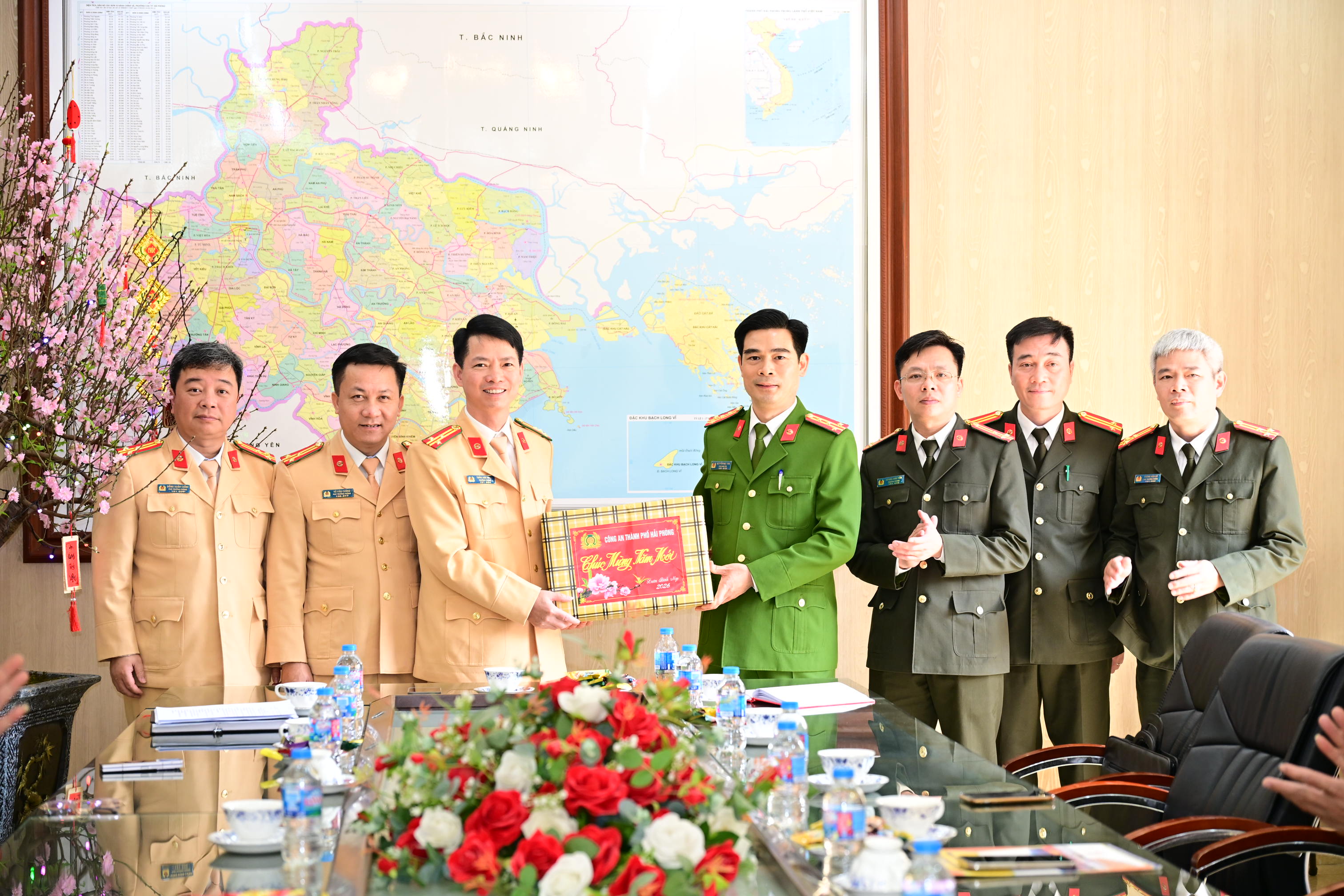 Đại tá Nguyễn Đức Thìn - Phó Giám đốc Công an thành phố kiểm tra công tác ứng trực và chúc Tết tại Phòng Cảnh sát giao thông